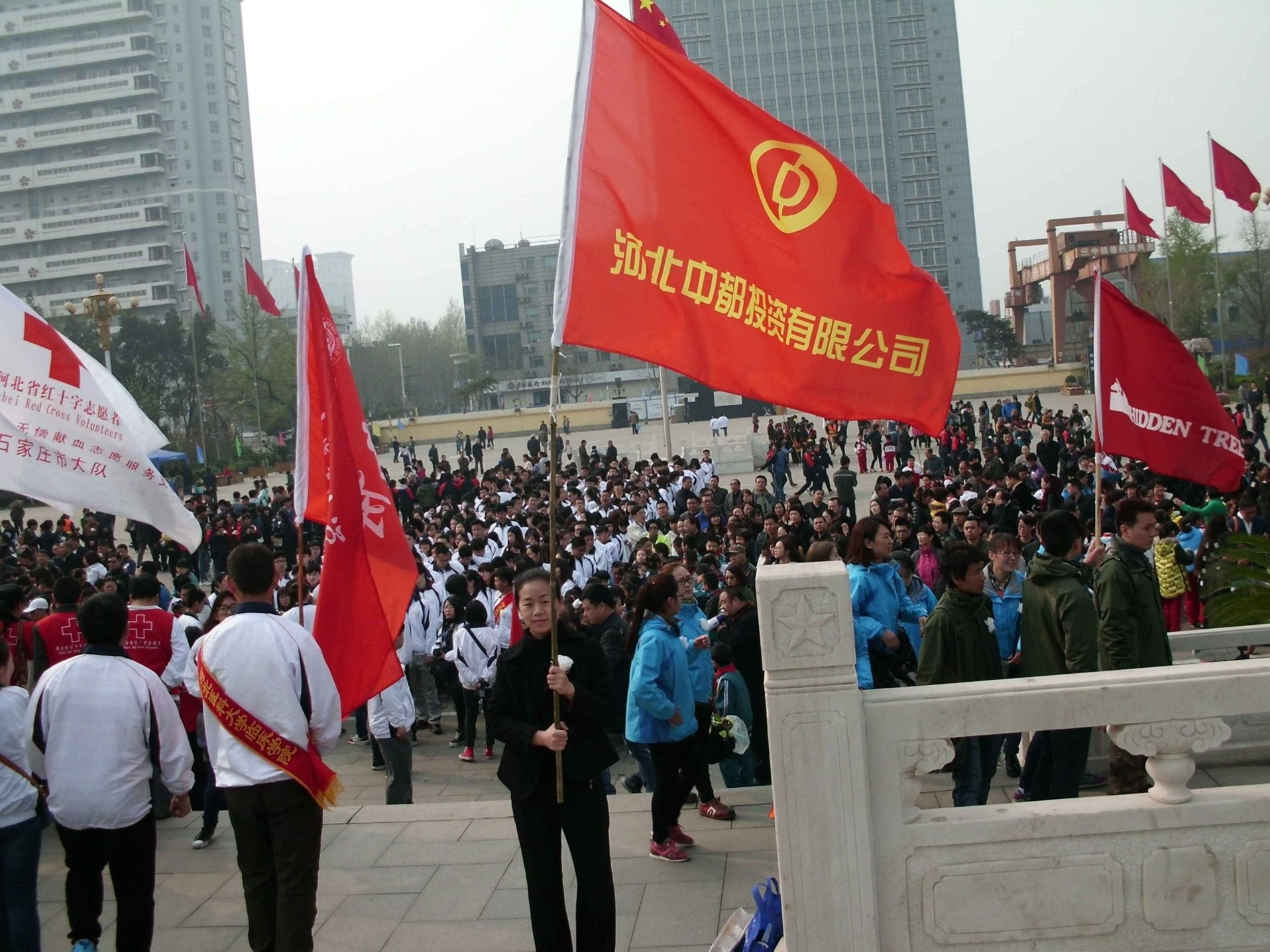 公司干部職工，到華北軍區(qū)烈士陵園掃墓，深切緬懷革命先烈