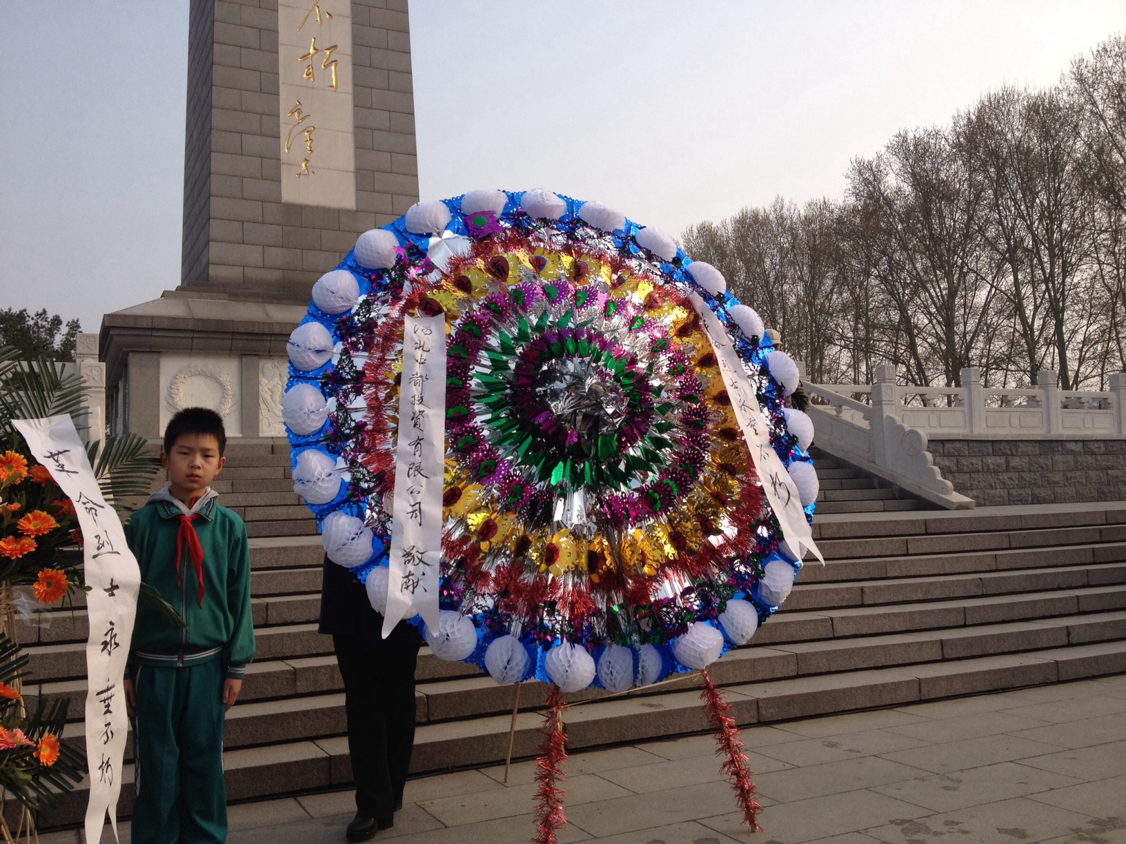 公司干部職工，到華北軍區(qū)烈士陵園掃墓，深切緬懷革命先烈